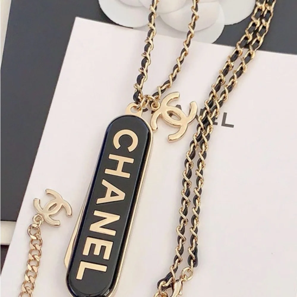 🪮 Chanel Beauty 🪞 compact Hair Comb / Mirror Pendant 🖤 Chain Necklace ⛓️